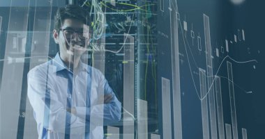 Bilgisayar sunucuları tarafından gülümseyen Asyalı bir erkeğin görüntüsü. veri işleme, bulut hesaplama konsepti ve teknoloji konsepti dijital olarak oluşturulmuş görüntü.