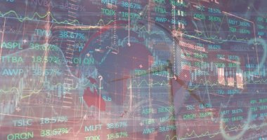 Dünya üzerinde işlenen borsa verilerinin görüntüsü ve mavi gökyüzüne karşı dönen yel değirmeni. Küresel ekonomi ve yenilenebilir enerji teknolojisi kavramı