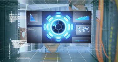 Sunucu odasında çalışan beyaz erkek mühendis üzerinden veri işleme arayüzü görüntüsü. Bilgisayar arayüzü ve iş veri depolama teknolojisi kavramı