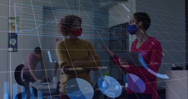 Yüz maskesi takan çeşitli iş adamlarının finansal veri işleme görüntüsü. Dijital olarak üretilen covid 19 salgın konsepti sırasında küresel iş, finans ve dijital arayüz.