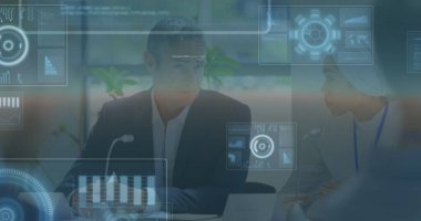 Dövüş mesajı ve iş adamlarının resmi. Küresel veri işleme teknolojisi ve bağlantılar konsepti dijital olarak oluşturuldu.