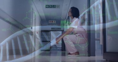 Yorgun çift ırklı kadın doktor üzerinde DNA ipliği ve veri işleme görüntüsü. Küresel sağlık, bilim, tıp, araştırma, bilgisayar ve veri işleme kavramı dijital olarak oluşturulmuş görüntü.