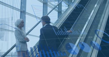 Çeşitli iş adamlarının konuştuğu veri işleme görüntüsü. Küresel iş ve dijital arayüz kavramı dijital olarak oluşturulmuş görüntü.