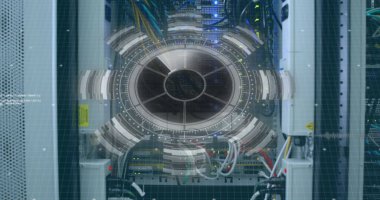 Yuvarlak tarayıcı ve veri işleme görüntüsü ve bir bilgisayar sunucusuna yakın çekim yapan yuvarlak tarayıcı. Bilgisayar arayüzü ve iş veri depolama teknolojisi kavramı