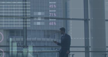 Kafkas iş adamının akıllı telefon kullanarak veri işleme görüntüsü. küresel iş ve dijital arayüz kavramı dijital olarak oluşturulmuş görüntü.