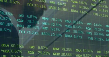 Kafkas işadamının mali veri işleme görüntüsü. iş, dijital arayüz ve veri işleme kavramı dijital olarak oluşturulmuş görüntü.