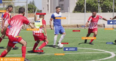 Spor sahasında futbol oynayan çeşitli erkek futbolcuların sosyal medya simgeleri. Sosyal medya ağı ve spor fitness kavramı
