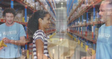 İstatistiksel veriler Afro-Amerikan bir kadının ambardaki erkek gönüllülere çanta bağışladığını gösteriyor. lojistik ve ulaşım sektörü kavramı