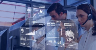 Çeşitli iş adamları üzerinde finansal veri işleme görüntüsü. global business, finans, data işleme ve dijital arayüz kavramı dijital olarak oluşturuldu.