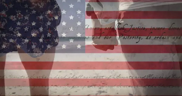 Kuva Amerikan Lippu Heiluttaen Perustuslain Tekstiä Yli Biracial Pari Meren — kuvapankkivalokuva