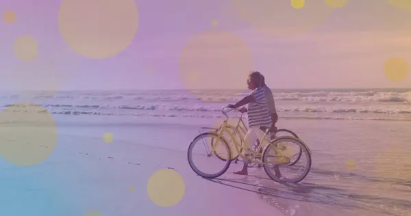 Желтые Пятна Света Фоне Африканской Пожилой Пары Велосипедами Гуляющими Вместе — стоковое фото