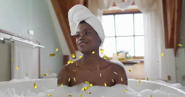 Imagen Confeti Oro Cayendo Sobre Mujer Afroamericana Feliz Relajándose Baño — Foto de Stock