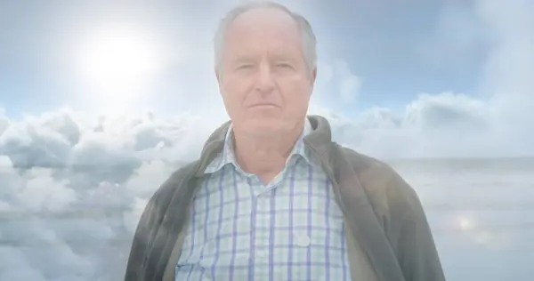 Kuva Hehkuvasta Valosta Pilvien Yllä Eläkkeelle Jäämisen Onnellisen Seniorielämän Käsite — kuvapankkivalokuva