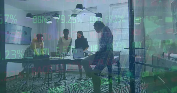 사무실에서 회의실에서 아이디어를 다인종 보드의 이미지 디지털 팀워크 — 스톡 사진