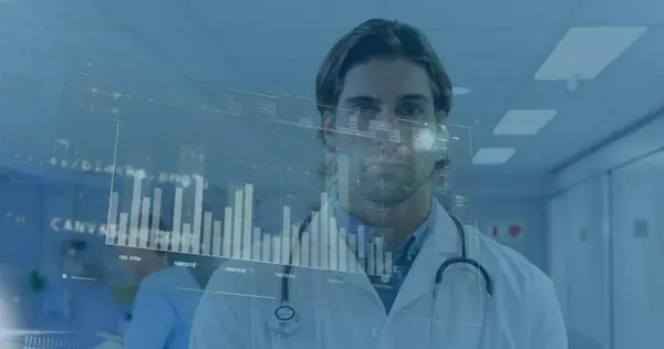 Kuva Tietojenkäsittelystä Valkoihoisella Mieslääkärillä Sairaalassa Maailmanlaajuinen Lääketiede Terveydenhuolto Digitaalinen Käyttöliittymä — kuvapankkivalokuva