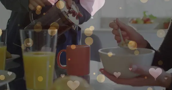 Obraz Serc Nad Białymi Kobietami Jedzącymi Śniadanie Walentynki Koncepcja Miłości — Zdjęcie stockowe