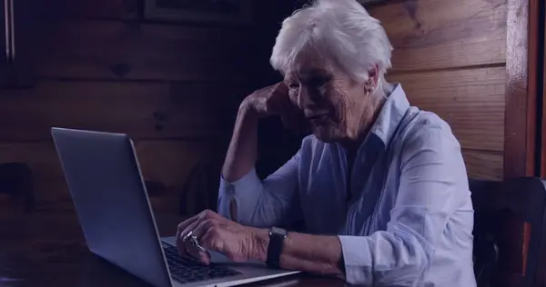 Vanhempi Valkoihoinen Nainen Keskittyy Läppäriinsä Kotona Hän Näyttää Harjoittaa Työtään — kuvapankkivalokuva