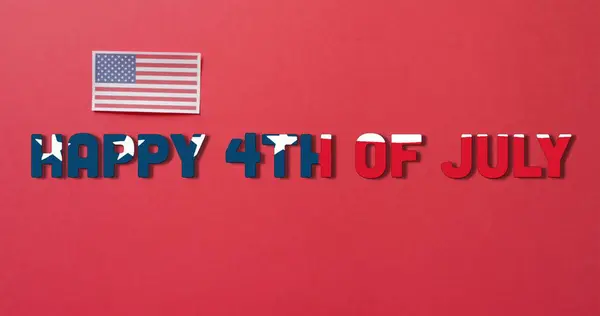 赤い背景にアメリカ合衆国の国旗の上の7月4日のテキストのイメージ アメリカ独立記念日 伝統と祝賀コンセプトデジタル生成画像 — ストック写真