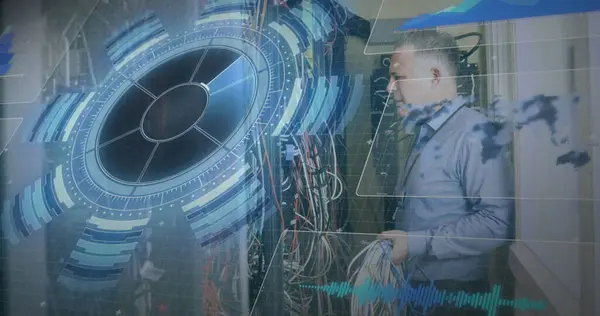 Bilde Grensesnitt Med Databehandling Caucasian Mannlig Ingeniør Som Jobber Serverrommet – stockfoto