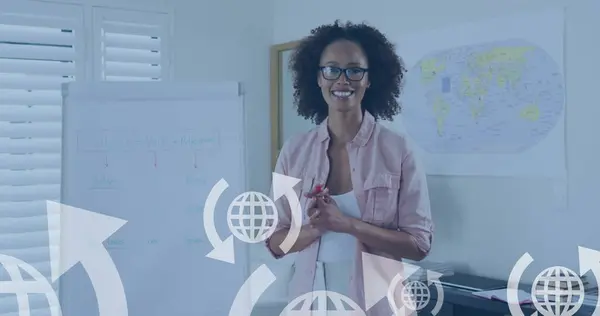 アフリカ系アメリカ人女性がプレゼンテーションを行うグローバルと矢のイメージ ビジネス グローバルコネクション ネットワークコンセプトをデジタルで生成 — ストック写真
