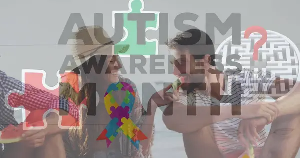 Kuva Värikkäistä Palapelin Palasista Autismin Tekstistä Iloisten Ystävien Yli Kesärantabileissä — kuvapankkivalokuva