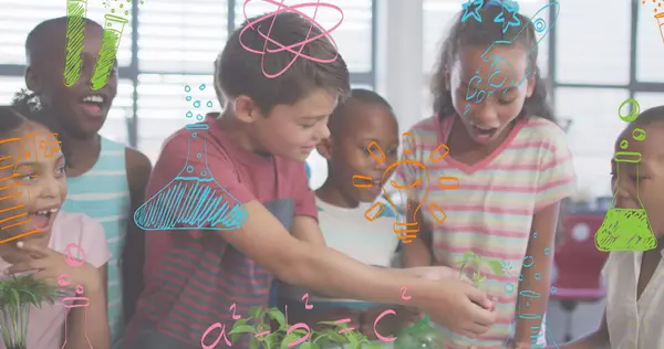 クラスの植物を見ている幸せな多様な学校の子供たちの上にカラフルな科学の落書きのイメージ 幼少期 福祉のコンセプト デジタル生成された画像 — ストック写真