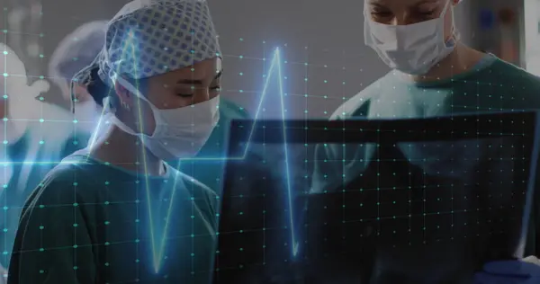 Kuva Kardiografian Yli Eri Kirurgit Työskentelevät Sairaalassa Lääketieteen Terveydenhuollon Digitaalisen — kuvapankkivalokuva