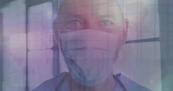 Imagem Processamento Dados Sobre Médico Masculino Caucasiano Com Máscara Facial — Fotografia de Stock