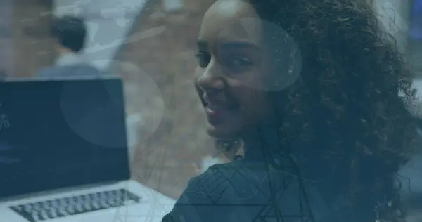 非洲裔美国妇女在网络塔台上使用计算机处理数据的图像 全球联网和商业数据技术概念 — 图库照片