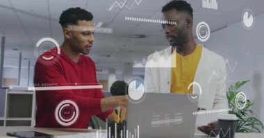 Ofisteki çeşitli iş adamları üzerinde ikonlar ve veri işleme animasyonları. Küresel finans, iş, bağlantılar, hesaplama ve veri işleme kavramı dijital olarak oluşturulmuş video.