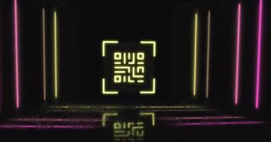 QR kodunun animasyonu ve parlayan neon ışık izleri. Küresel siber güvenlik, bağlantılar, hesaplama ve veri işleme kavramı dijital olarak oluşturuldu.