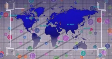 Tarayıcı çerçeve ve veri işleme animasyonları ortam simgeleri üzerinde ve gri arkaplanda dünya haritası. Bağlantı, ağ, veri, dijital arayüz ve küresel iletişim, dijital olarak oluşturulmuş video.