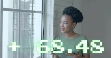 Afro-Amerikan iş kadınının ofisindeki finansal veri işleme animasyonu. Küresel finans, iş, bağlantılar, hesaplama ve veri işleme kavramı dijital olarak oluşturulmuş video.