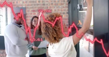 Veri işleme ve diyagramlarının animasyonu. Ofiste iş tartışan çeşitli iş adamlarının diyagramları. İş, teknoloji ve dijital arayüz kavramı dijital olarak oluşturuldu.