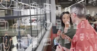 Muhtelif iş adamlarının ofiste iş görüşmesi üzerine iş simgelerinin canlandırılması. İş, teknoloji ve dijital arayüz kavramı dijital olarak oluşturuldu.