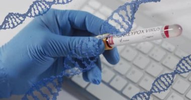 Eldivenli elin üzerinde mavi DNA iplikçiklerinin maymun çiçeği virüsü kan örneği test tüpünü tutmasının animasyonu. Tıbbi hizmetler, araştırma, virüs, bilim, tıp ve sağlık hizmetleri, dijital olarak üretilen video.