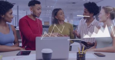 Muhtelif meslektaşların ofiste toplanması üzerine finansal veri işleme animasyonu. Küresel iş, finans, bilgisayar ve dijital arayüz kavramı dijital olarak oluşturulmuş video.