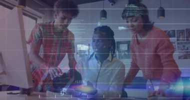 Ofisteki çeşitli iş adamları üzerinde finansal veri işleme animasyonu. Küresel finans, iş, bağlantılar, hesaplama ve veri işleme kavramı dijital olarak oluşturulmuş video.