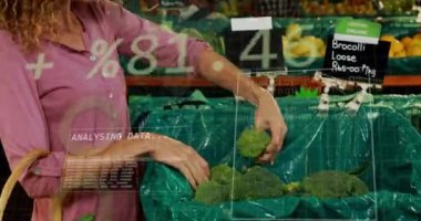 Kafkas kadın alışverişi üzerine veri işleme animasyonu. Teknoloji, alışveriş ve dijital arayüz kavramı dijital olarak oluşturulmuş video.