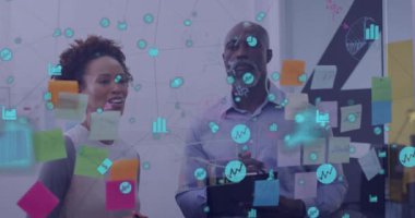 Ofiste beyin fırtınası yapan çeşitli meslektaşların simgeleriyle bağlantı ağının animasyonu. Dijital olarak oluşturulmuş küresel bağlantılar, iş ve dijital arayüz kavramı.