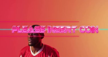Lütfen Afro-Amerikan erkek futbolcunun üzerine kırmızı arka planda bozuk para yerleştirin. Küresel spor, iletişim ve dijital arayüz kavramı dijital olarak oluşturulmuş video.
