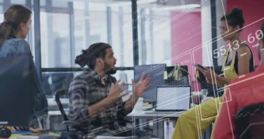 Çeşitli meslektaşların iş tartışmaları üzerine veri işleme ve diyagramların animasyonu. İş, teknoloji ve dijital arayüz kavramı dijital olarak oluşturuldu.