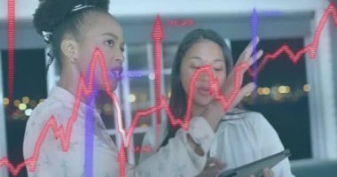 Ofisteki çeşitli iş kadınları üzerinde finansal veri işleme animasyonu. Küresel finans, iş, bağlantılar, hesaplama ve veri işleme kavramı dijital olarak oluşturulmuş video.