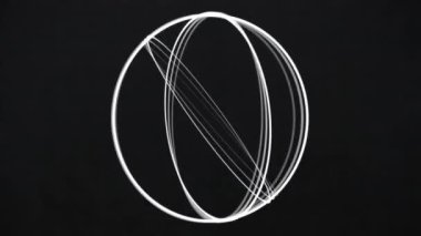 Siyah arkaplanda dönen beyaz 3D halkaların animasyonu. Bağlantı, ağ, veri, işleme, yükleme ve dijital arayüz, dijital olarak oluşturulmuş video.