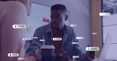 Sosyal medya simgelerinin animasyonları, ofiste iş tartışan çeşitli meslektaşlar üzerine numaralar içeriyor. Küresel sosyal medya, iş ve dijital arayüz kavramı dijital olarak oluşturulmuş video.