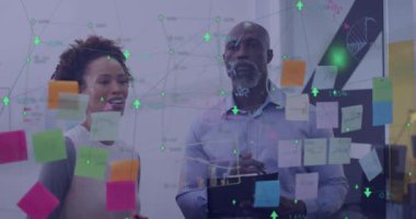 Ofiste beyin fırtınası yapan çeşitli meslektaşların simgeleriyle bağlantı ağının animasyonu. Dijital olarak oluşturulmuş küresel bağlantılar, iş ve dijital arayüz kavramı.