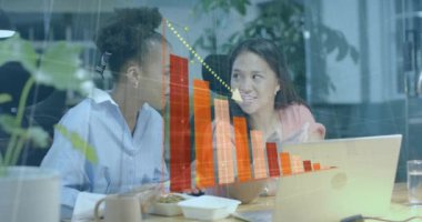 Ofisteki çeşitli iş kadınları üzerinde finansal veri işleme animasyonu. Küresel finans, iş, bağlantılar, hesaplama ve veri işleme kavramı dijital olarak oluşturulmuş video.