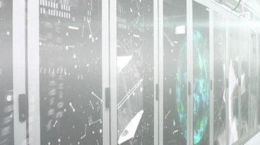 Bilgisayar sunucuları üzerinde dijital veri işleme animasyonu. Dijital olarak oluşturulmuş küresel bağlantılar, hesaplama ve veri işleme kavramı.