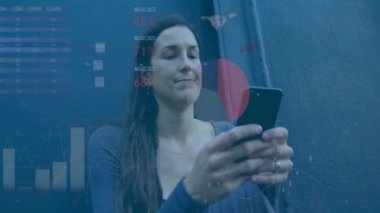 Akıllı telefon kullanan beyaz bir kadın için finansal veri işleme animasyonu. Küresel finans, iş, bağlantılar, hesaplama ve veri işleme kavramı dijital olarak oluşturulmuş video.