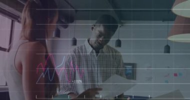 Veri işleme ve diyagramlarının animasyonu ofiste iş tartışan çeşitli meslektaşlar üzerine. Küresel iş ve dijital arayüz kavramı dijital olarak oluşturulmuş video.